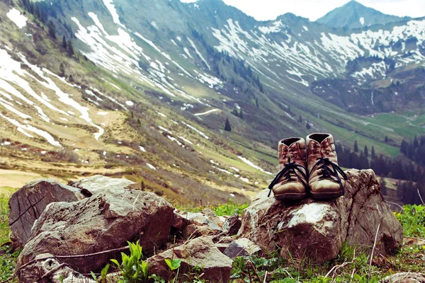 Bergsbestigning - med mountain stövlar i bergen — Stockfoto