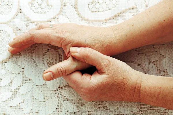 У женщины боль в пальцах, руках и суставах — стоковое фото