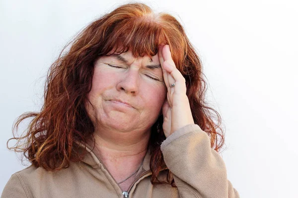 У літньої жінки головний біль — стокове фото