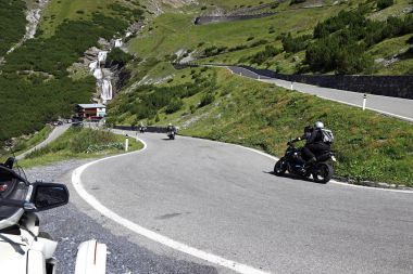 Dağlarda motosiklet. Bir dağ geçidinde Motorsport