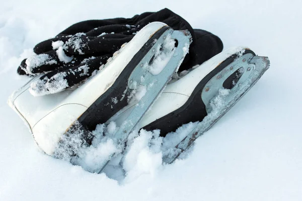 Ice skating is a popular winter sport. Ice skates in glittering snow — Stock Photo, Image