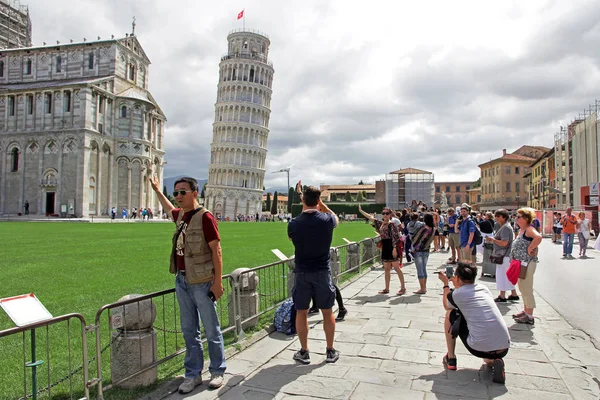 Les touristes prennent des photos devant la célèbre Tour penchée de Pise en Italie — Photo