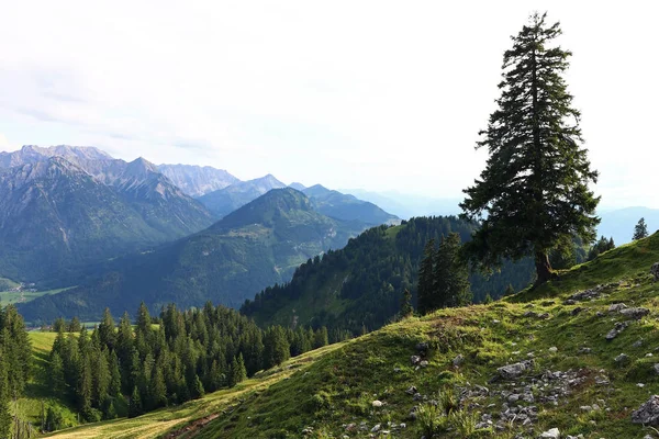 Bergslandskap och bergsklättring i Allgu Alperna. Bergen i Oberjoch i Allgaeu — Stockfoto