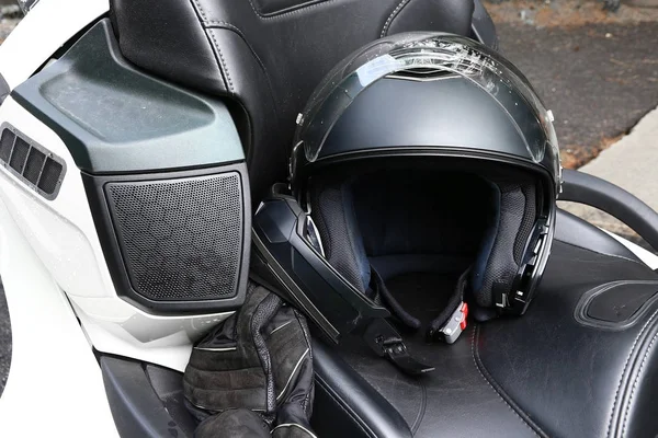Capacete de motocicleta e luvas é uma roupa de proteção importante para motociclismo — Fotografia de Stock