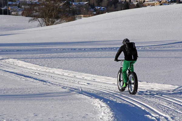 Cycling in winter. Fatbike through the snow — Stock Photo, Image