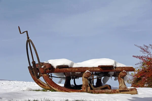 En gammal häst släde på vintern. Gamla transport sledge i snön — Stockfoto