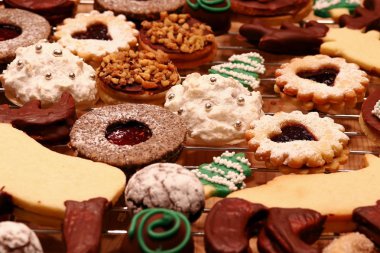 Noel ekmek. Çeşitli renkli kurabiye ve bisküvi Noel için