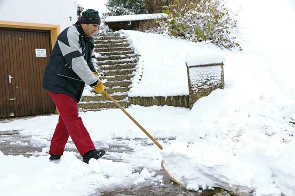 Man Skyfflar Snö Framsidan Garagen — Stockfoto