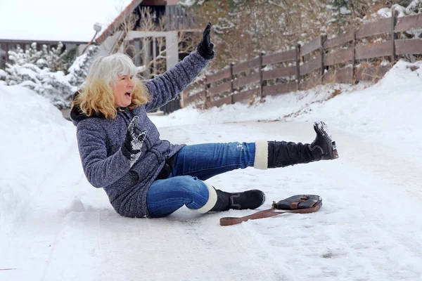 Una Mujer Resbaló Cayó Camino Invierno Caer Caminos Resbaladizos — Foto de Stock