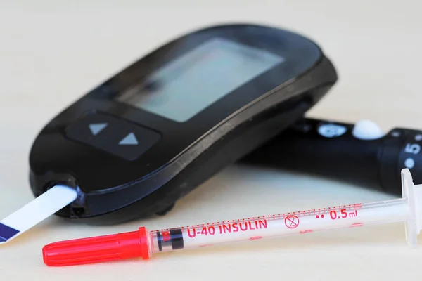 Diyabet - insülin şırınga ve kan şekeri ölçüm cihazı