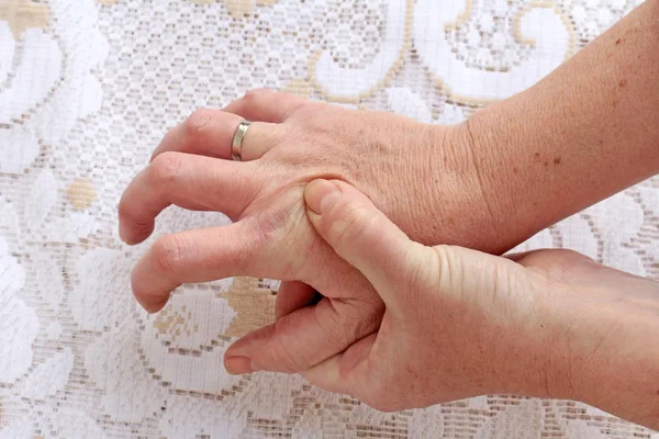 Mãos Tremendamente Trêmulas Idosos Uma Mulher Com Doença Parkinson Tem — Fotografia de Stock