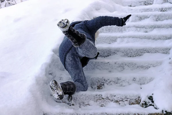 Женщина Поскользнулась Упала Зимнюю Лестницу Падение Ровные Ступеньки — стоковое фото