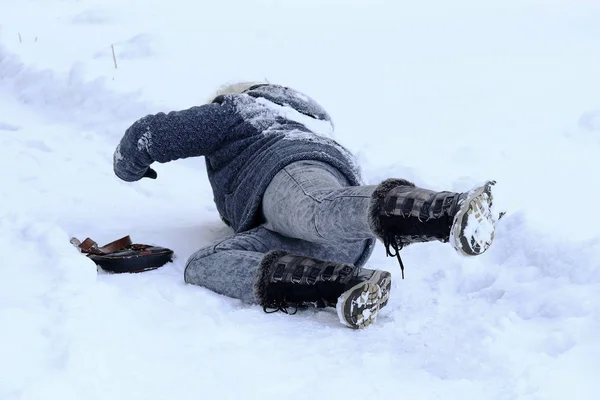 Eine Frau Rutscht Auf Der Winterlichen Straße Aus Sturz Auf — Stockfoto