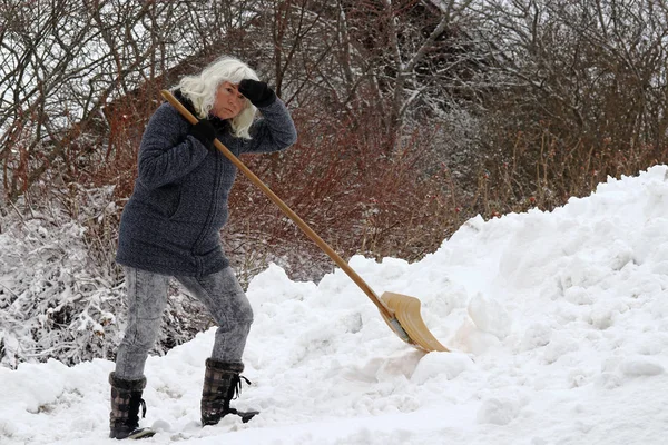 Membersihkan Salju Sangat Menegangkan Bagi Seorang Wanita Seorang Wanita Tegang — Stok Foto