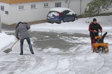 İki adam kışın kar yoldan takas. Kar küreği ve kar üfleyici ile Temizleme