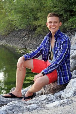 Kareli gömlekli yakışıklı gülen genç adam