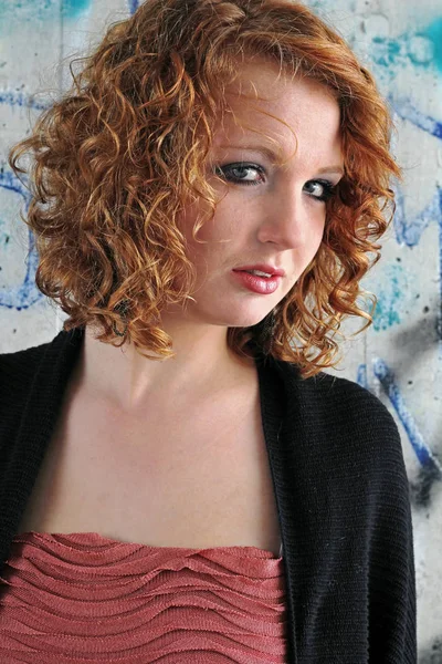 Kırmızı Kıvırcık Saçlı Genç Güzel Bir Kadın — Stok fotoğraf