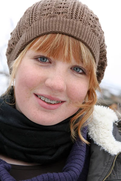 Een Jong Meisje Met Pet Bretels — Stockfoto