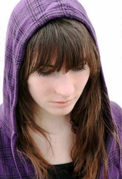 Une Jeune Femme Triste Dans Une Veste Capuche Violette — Photo