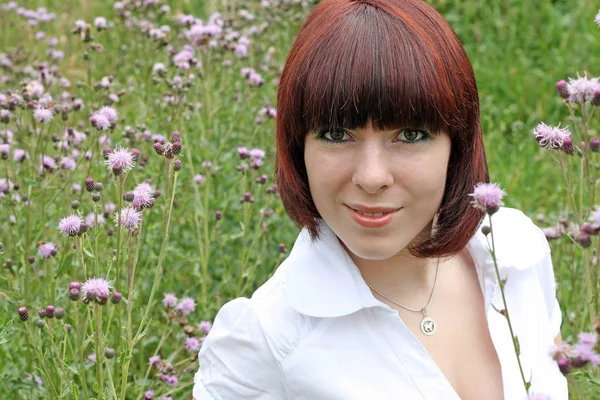 Een Mooie Jonge Roodharige Vrouw Een Zomerse Bloemen Weide — Stockfoto