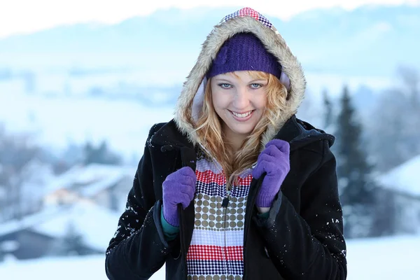 Een Mooie Jonge Blonde Vrouw Een Koude Winterdag — Stockfoto