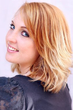 Çok gülen Kızıl saçlı genç bir kadın yüzü