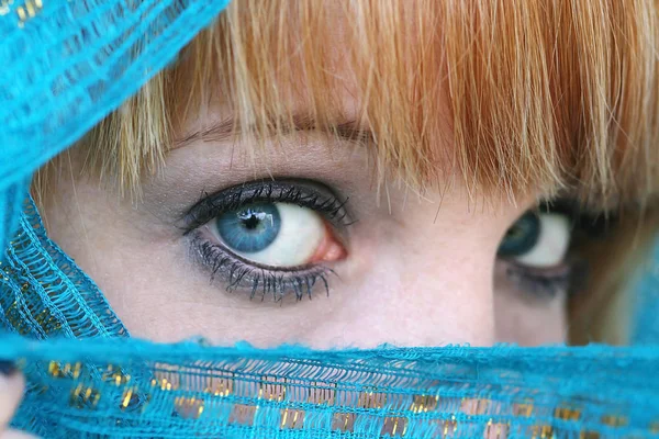 Une Jolie Jeune Femme Aux Cheveux Roux Derrière Voile Bleu — Photo