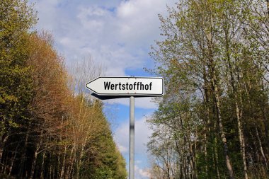 Bilgi işareti Wertstoffhof. Trafik işareti bir sokakta 