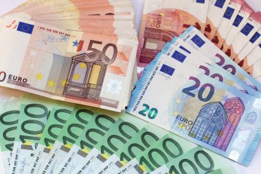 Çeşitli Euro notlar. Euro para birimi Avrupa'nın 