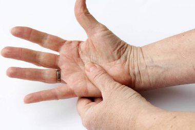 Yaşlı bir kadın onun elinde ağrı vardır. Kıdemli vatandaş ile ağrı onun elinde