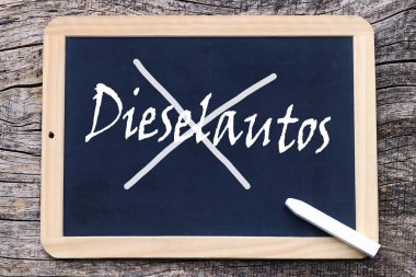 Almanya'da Dizel Otomobil sürüş yasağı için yazı ile yönetim kurulu. Dizel sürüş yasağı sembolü bir panel
