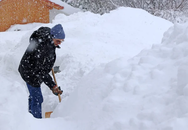 Mann Schaufelt Bei Starkem Schneefall Eine Treppe Frei — Stockfoto