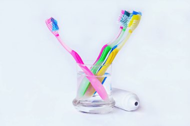 Diş fırçası ve diş macunu sürterek sağlıklı, iyi korunmuş dişler.