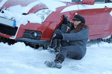 Bir kadın kışın kaydı ve bir arabanın önüne düştü. Kış trafiğinde tehlike
