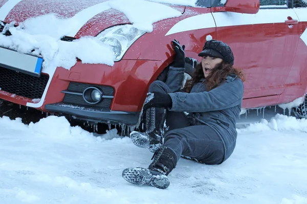 Una Mujer Resbaló Invierno Cayó Delante Coche Peligro Tráfico Vial — Foto de Stock