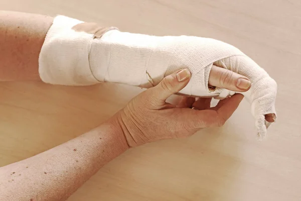 Woman Has Injured Herself Has Wear Bandage — Stock Photo, Image