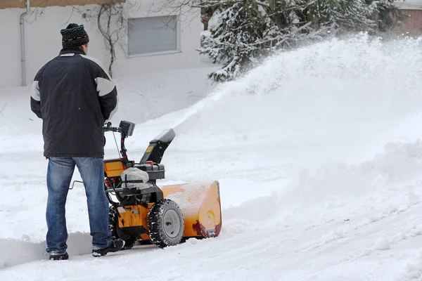 Uomo Libera Strada Marciapiede Con Soffiatore Neve — Foto Stock