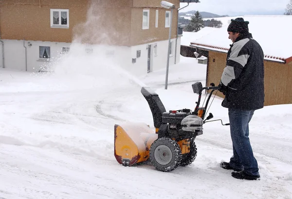 Чоловік Розчищає Дорогу Тротуар Снігоприбиральником — стокове фото
