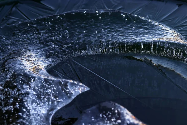 Trozo Hielo Con Burbujas Congeladas Agua Pequeño Iceberg Agua —  Fotos de Stock
