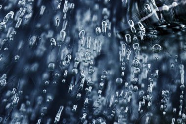 Buz bloğundaki donmuş kabarcıkların yakın çekimi. Buzda hava kabarcıkları