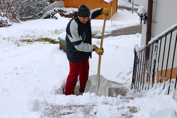 Man Skyfflar Trappa Fri Kraftigt Snöfall — Stockfoto