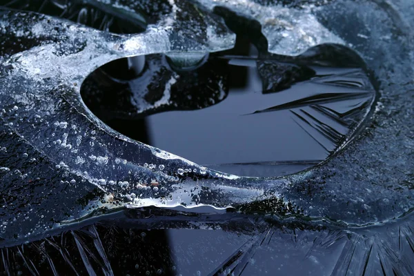 Trozo Hielo Con Burbujas Congeladas Agua Pequeño Iceberg Agua —  Fotos de Stock