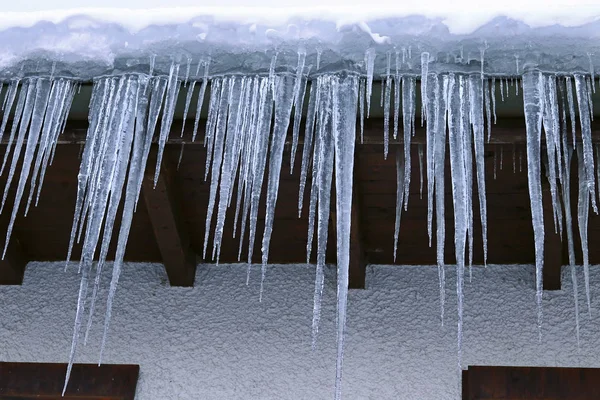 Große Eiszapfen Hängen Von Einem Hausdach Gefährliche Große Eiszapfen Einem — Stockfoto