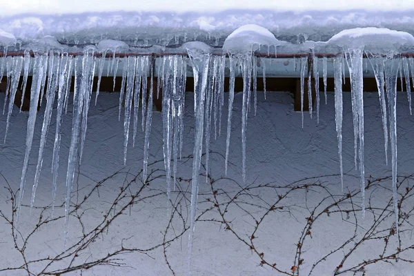 Große Eiszapfen Hängen Von Einem Hausdach Gefährliche Große Eiszapfen Einem — Stockfoto