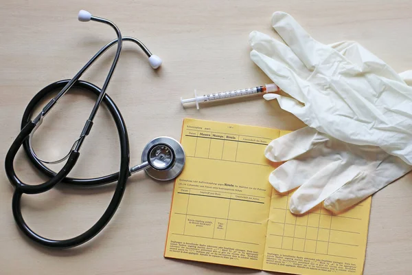 マンプ 風疹に対するワクチン接種カード 注射器 — ストック写真
