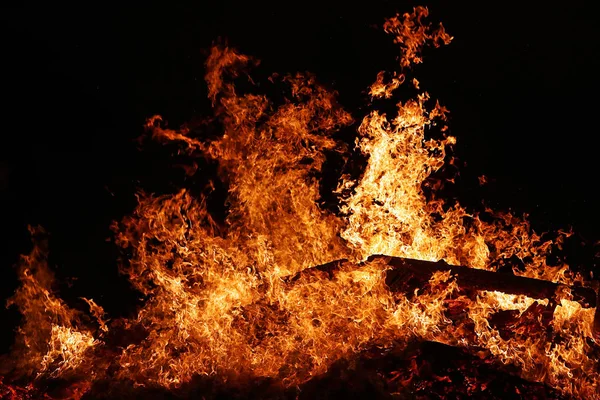 Ein Großes Loderndes Feuer Mit Hohen Flammen — Stockfoto