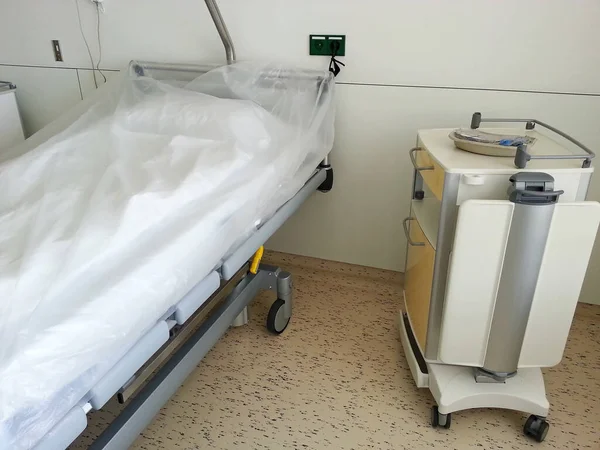 病院内の空のベッド 病院に十分な病院のベッドがありますか — ストック写真