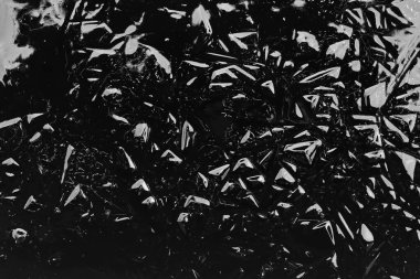 Donmuş suda siyah ve gri soyut bir desen oluşturuldu.