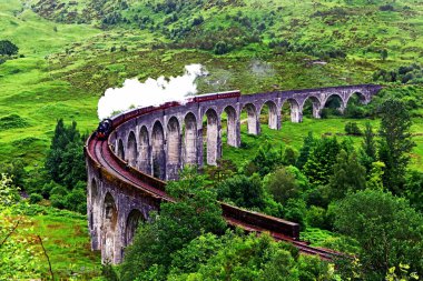 İskoçya 'daki Glenfinnan Viyadük' ündeki ünlü buharlı lokomotif.