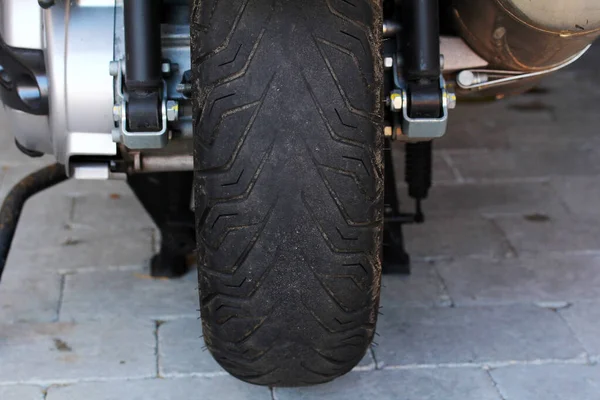 オートバイの摩耗したタイヤは危険である — ストック写真